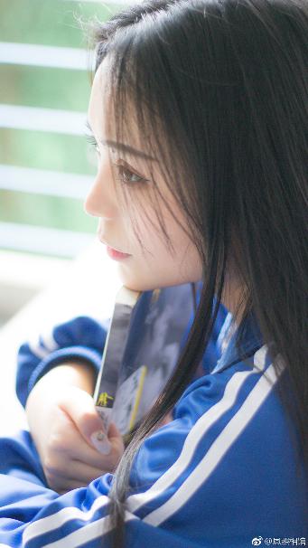 小保姆在厨房做饭