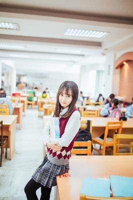 中午妈妈在厨房做饭